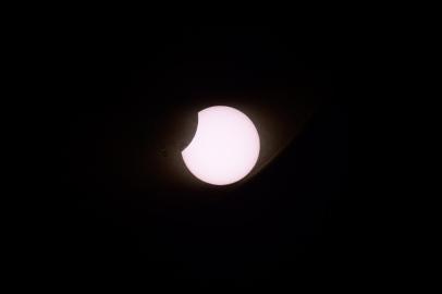  The start of the total solar eclipse is seen from Piedra del Aquila, Neuquen province, Argentina on December 14, 2020. (Photo by RONALDO SCHEMIDT / AFP)Editoria: SCILocal: Piedra del AguilaIndexador: RONALDO SCHEMIDTSecao: natural scienceFonte: AFPFotógrafo: STF<!-- NICAID(14668074) -->