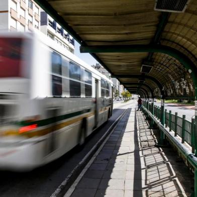 PORTO ALEGRE, RS, BRASIL, 09-07-2020: Avenida João Pessoa. Movimento em paradas de onibus na regiao central no primeiro dia de bloqueio de vale-transportes devido a novas medidas decretadas pela prefeitura para restringir a circulacao de pessoas na Capital por causa do aumento crescente de casos de covid-19. (Foto: Mateus Bruxel / Agencia RBS)Indexador: Mateus Bruxel<!-- NICAID(14541609) -->