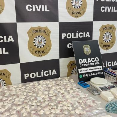 Operação Ouro Branco apreende 2,5 quilos de cocaína em Caxias do Sul. Droga estava dividida em 800 envelopes prontos para a venda.O local seria o depósito de uma facção. Um homem foi preso.<!-- NICAID(14668191) -->