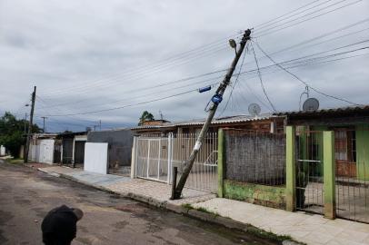 Poste de energia elétrica quebrado no bairro Restinga após temporal em Porto Alegre