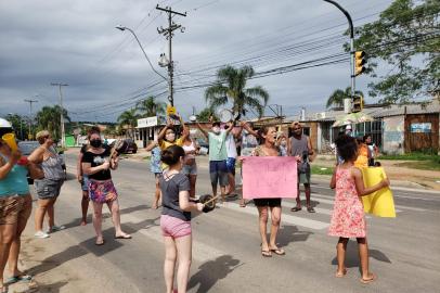 Moradores protestam no bairro Restinga