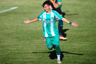  FLORES DA CUNHA, RS, BRASIL, 19/11/2020. Juventdue x Coritiba -  O Juventude encerrou a primeira fase do Campeonato Brasileiro de Aspirantes com goleada. Nesta quinta-feira (19), o Verdão derrotou o Coritiba, por 5 a 0, no Estádio Homero Soldatelli em Flores da Cunha. Em tarde inspirada, o atacante Marcos Vinicios marcou quatro gols e Henrique fechou o placar. Comemoração do quinto gol do Ju, marcado por Henrique. (Porthus Junior/Agência RBS)Indexador: Porthus Junior                  <!-- NICAID(14648111) -->