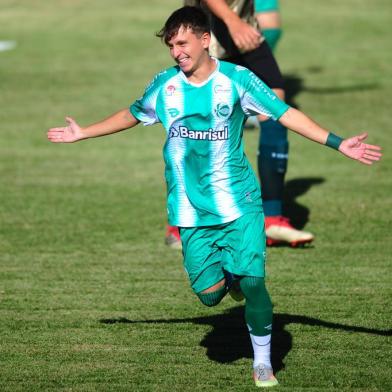  FLORES DA CUNHA, RS, BRASIL, 19/11/2020. Juventdue x Coritiba -  O Juventude encerrou a primeira fase do Campeonato Brasileiro de Aspirantes com goleada. Nesta quinta-feira (19), o Verdão derrotou o Coritiba, por 5 a 0, no Estádio Homero Soldatelli em Flores da Cunha. Em tarde inspirada, o atacante Marcos Vinicios marcou quatro gols e Henrique fechou o placar. Comemoração do quinto gol do Ju, marcado por Henrique. (Porthus Junior/Agência RBS)Indexador: Porthus Junior                  <!-- NICAID(14648111) -->