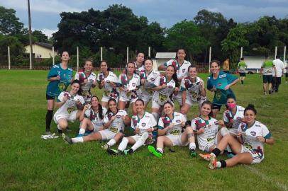 A equipe feminina do Brasil de Farroupilha enfrentou o João Emílio na tarde deste domingo no Estádio Breno Guimarães na cidade de Guaíba e venceu pelo placar de 3x1 com gols de Bruninha, Tuca e Paty.<!-- NICAID(14668390) -->