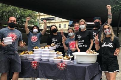 Voluntários do projeto Cozinheiros do Bem, de Porto Alegre.<!-- NICAID(14668444) -->