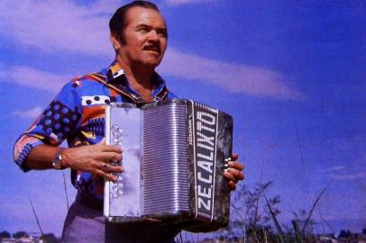 No domingo, morreu o acordeonista e compositor paraibano Zé Calixto, aos 87 anos. A causa da morte ¿ ocorrida em hospital do Rio de Janeiro, após dias de internação ¿ foi complicações decorrentes do Mal de Alzheimer. O artista  é referência por obras produzidas entre  1960 e 1970. <!-- NICAID(14668052) -->