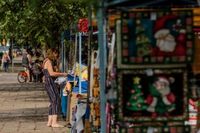  PORTO ALEGRE, RS, BRASIL - 14/12/2020A Feira de Natal do Bom Fim começa na segunda-feira (14) e vai até o dia 18 de dezembro, no canteiro central da Avenida José Bonifácio, bairro Farroupilha, em frente ao Colégio Militar, das 16h às 21h. Os expositores vão comercializar artigos como velas decorativas, bonecas de pano, artesanato em vidro, brinquedos em madeira, artigos em tricô e crochê, couro, tecido e prata.<!-- NICAID(14668499) -->