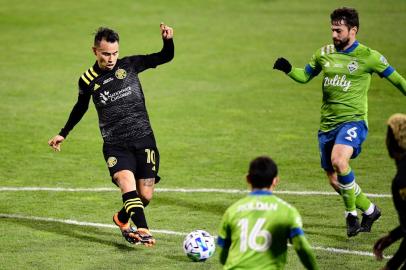 Seattle Sounders FC v Columbus Crew SC: - MLS Cup FinalCOLUMBUS, OHIO - DECEMBER 12: Lucas Zelarayan #10 of Columbus Crew makes a pass to Derrick Etienne #22 for an assist in the first half during the MLS Cup Final between the Columbus Crew and the Seattle Sounders at MAPFRE Stadium on December 12, 2020 in Columbus, Ohio. Etienne scored on the play to increase the Crews lead to 2-0.   Emilee Chinn/Getty Images/AFPEditoria: SPOLocal: ColumbusIndexador: Emilee ChinnSecao: SoccerFonte: GETTY IMAGES NORTH AMERICAFotógrafo: STR<!-- NICAID(14668331) -->