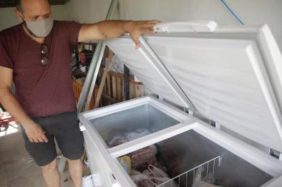  PORTO ALEGRE, RS, BRASIL, 15-12-2020: Marcos Shabar perdeu alimentos na geladeira e freezer sem energia. Moradores do condomínio Quinta da Bela Vista, na zona sul, estão sem luz há pelo menos dois dias. (Foto: Mateus Bruxel / Agência RBS)Indexador: Mateus Bruxel<!-- NICAID(14668844) -->