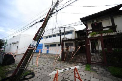  PORTO ALERGE,RS,BRASIL.2020,12,14.Estragos causados pelo temporal,deixa arvores tombadas e outudoor contorcidos pela força dos ventos, e muro desaba na Rua Aldrovando Leão, e atinge uma casa e mata uma cachorrinha,(RONALDO BERNARDI/AGENCIA RBS).<!-- NICAID(14667948) -->