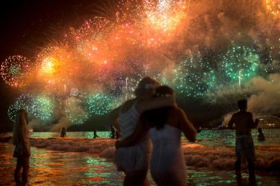  People watch fireworks during New Years celebrations at Copacabana beach in Rio de Janeiro on January 1, 2018.  / AFP PHOTO / MAURO PIMENTELEditoria: ACELocal: Rio de JaneiroIndexador: MAURO PIMENTELSecao: culture (general)Fonte: AFPFotógrafo: STR<!-- NICAID(13347065) -->