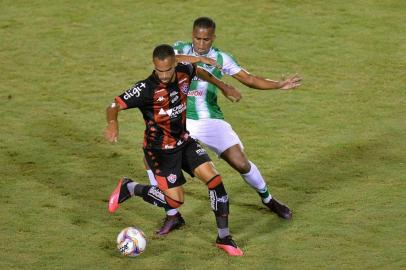 VITÓRIA E JUVENTUDE CAMPEONATO BRASILEIRO 2020 SÉRIE BBA - VITÓRIA-JUVENTUDE-CAMPEONATO-BRASILEIRO-2020-SÉRIE-B - ESPORTES - Lance durante partida entre Vitória e Juventude, válido pelo Campeonato Brasileiro 2020 Série B, na cidade de Salvador, BA, nesta terça feira, 15. 15/12/2020 - Foto: JEFFERSON PEIXOTO/FUTURA PRESS/FUTURA PRESS/ESTADÃO CONTEÚDOEditoria: ESPORTESLocal: SALVADORIndexador: JEFFERSON PEIXOTOFotógrafo: FUTURA PRESS<!-- NICAID(14669478) -->