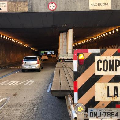 caminhão que carregava piscina fica preso no Túnel da Conceição