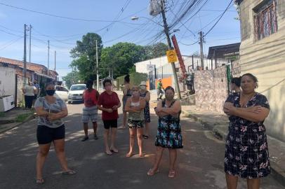  PORTO ALEGRE, RS, BRASIL, 16/12/2020-Sem luz, creche joga alimentos no lixo e menino autista é hospitalizado pelo calor na zona leste. Moradores da parada 11 tiveram de dar a comida da geladeira para os cães da rua Guaíba. Foto: Tiago Boff / Agencia RBS<!-- NICAID(14669687) -->