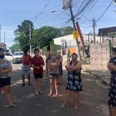  PORTO ALEGRE, RS, BRASIL, 16/12/2020-Sem luz, creche joga alimentos no lixo e menino autista é hospitalizado pelo calor na zona leste. Moradores da parada 11 tiveram de dar a comida da geladeira para os cães da rua Guaíba. Foto: Tiago Boff / Agencia RBS<!-- NICAID(14669687) -->