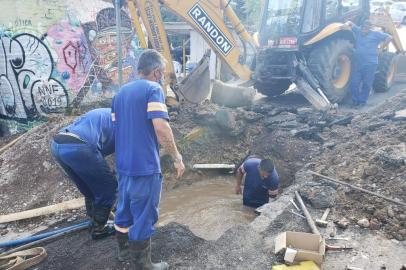 Esssa é a mais nova previsão do samae para que a agua volte as torneiras de parte dos bairros esplanada, kayser e rio branco./ o problema ocorre desde domingo quando uma adutora do sistema faxinal rompeu na Rua Silveira Martins, no bairro cristo redentor./ além disso, ontem foi verificado outro problema em uma adutora que fica entre a rua marchal floriano e antonio prado./ segundo o diretor-presidente do samae, angelo barcarolo, a estiomativa é que um novo processo faça com que a agua se normalize entre a tarde e anoite de hoje./ caso contrtario, o samae fará manobras que são desviar o abastecimento de locais em que os níveis estão altos para os bairros sem nada de abastecimento./ segundo barcarolo, caminhoes pipa foram enviado hoje para o monte carmelo e caravaggio./ (texto ar)<!-- NICAID(14669598) -->