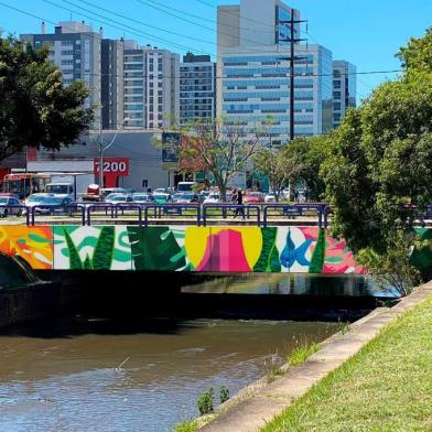 Projeção da ponte do cruzamento da Avenida Ipiranga com a Rua Frei Germano, em Porto Alegre. A travessia foi adotada pela empresa Imobi e será colorida pelo artista Soul Chamb.<!-- NICAID(14669668) -->