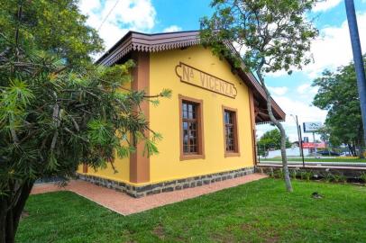 Ato simbólico marca entrega de estação férrea em Farroupilha na manha de hoje./ Noeleé a obra de restauro sendo entregue em evento fechado para não gerar aglomerações e que ocorreu na manha de hoje./ a estação ferrea nova vicenza localizada no largo carlos fetter tem  agora a parte estrutural pronta, mas ainda não será aberta ao publico./  o prazo para que isso ocorra é julho do ano que vem com inauguração de museu e café no interior do predio./ a obra foi iniciada em fevereiro, a restauração é financiada pela Lei de Incentivo à Cultura do Estado do Rio Grande do Sul e pela Lei Federal Rouanet, com patrocínio de 12 empresas e apoio da prefeitura. o investimento [é de 1,2 milhão./ a iniciativa foi idealizada iniciativa idealizada pela Câmara de Dirigentes Lojistas (CDL) de farroupilha./ segundo o o presidente da entidade, Juliano Tofolo, o prazo para entregar a obra era até o final deste ano e por isso foi realizado o ato./ para o ano que vem, a ideia é acelerar a montagem do museu e do café que serão instalados, além de centro de atendimento de turista ./  antiga Estação Férrea Nova Vicenza fazia parte do trajeto que ligava os municípios de Montenegro a Caxias do Sul e foi inaugurada em 1909./ No ­final dos anos 1970, o trem deixou de circular pela região./ (texto ar)<!-- NICAID(14669682) -->