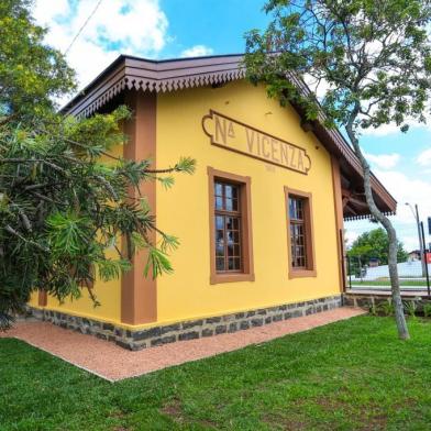 Ato simbólico marca entrega de estação férrea em Farroupilha na manha de hoje./ Noeleé a obra de restauro sendo entregue em evento fechado para não gerar aglomerações e que ocorreu na manha de hoje./ a estação ferrea nova vicenza localizada no largo carlos fetter tem  agora a parte estrutural pronta, mas ainda não será aberta ao publico./  o prazo para que isso ocorra é julho do ano que vem com inauguração de museu e café no interior do predio./ a obra foi iniciada em fevereiro, a restauração é financiada pela Lei de Incentivo à Cultura do Estado do Rio Grande do Sul e pela Lei Federal Rouanet, com patrocínio de 12 empresas e apoio da prefeitura. o investimento [é de 1,2 milhão./ a iniciativa foi idealizada iniciativa idealizada pela Câmara de Dirigentes Lojistas (CDL) de farroupilha./ segundo o o presidente da entidade, Juliano Tofolo, o prazo para entregar a obra era até o final deste ano e por isso foi realizado o ato./ para o ano que vem, a ideia é acelerar a montagem do museu e do café que serão instalados, além de centro de atendimento de turista ./  antiga Estação Férrea Nova Vicenza fazia parte do trajeto que ligava os municípios de Montenegro a Caxias do Sul e foi inaugurada em 1909./ No ­final dos anos 1970, o trem deixou de circular pela região./ (texto ar)<!-- NICAID(14669682) -->