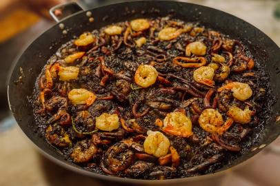 Paella com arroz negro