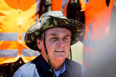  BARRA DO RIBEIRO, RS, BRASIL, 10-12-2020: Presidente Jair Bolsonaro participa de inauguração de trecho duplicado de 27 quilômetros da BR-116. O presidente não utilizou máscara e se aproximou de apoiadores para fotos, apertos de mão e abraços. (Foto: Mateus Bruxel / Agência RBS)Indexador: Fernando Gomes<!-- NICAID(14665746) -->