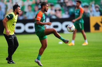 CAXIAS DO SUL, RS, BRASIL, 04/12/2020. Treino do Juventude no estádio Alfredo Jaconi. O Ju enfrenta a Chapecoense, no próximo sábado (05/12) pela série B do Campeonato Brasileiro. Na foto, atacante Rogério.  (Porthus Junior/Agência RBS)Indexador: Porthus Junior<!-- NICAID(14661091) -->