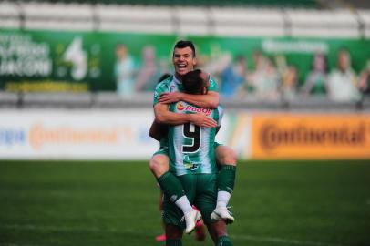 CAXIAS DO SUL, RS, BRASIL, 17/09/2020. Juventude x CRB, jogo válido pela quarta fase da Copa do Brasil 2020 realizado no estádio Alfredo Jaconi. Comemoração do segundo gol do Juventude marcado pelo meia Wagner, na foto com o atacante Dalberto. (Porthus Junior/Agência RBS)<!-- NICAID(14595026) -->