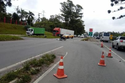  Um homem de 26 anos, que não teve a identidade divulgada, morreu em um acidente de trânsito na ERS-122, em Caxias do Sul, na tarde desta quarta-feira (16). O motociclista seguia na rodovia sentido Farroupilha-Caxias quando colidiu na lateral esquerda de um caminhão que fazia o retorno, no Km 69, em frente à empresa Menon.<!-- NICAID(14670162) -->