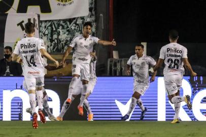  Brazils Santos Kaio Jorge (2-L) celebrates with teammates after scoring against Brazilian Gremio during their closed-door Copa Libertadores quarterfinal football match at the Vila Belmiro stadium in Santos, Brazil, on December 16, 2020. (Photo by AMANDA PEROBELLI / POOL / AFP)Editoria: SPOLocal: SantosIndexador: AMANDA PEROBELLISecao: soccerFonte: POOLFotógrafo: STR<!-- NICAID(14670221) -->