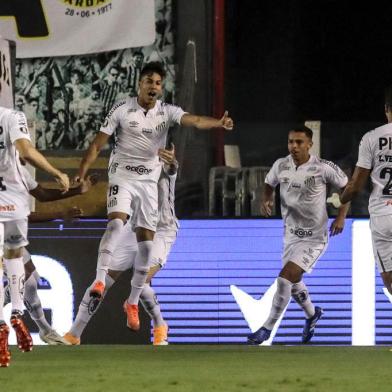  Brazils Santos Kaio Jorge (2-L) celebrates with teammates after scoring against Brazilian Gremio during their closed-door Copa Libertadores quarterfinal football match at the Vila Belmiro stadium in Santos, Brazil, on December 16, 2020. (Photo by AMANDA PEROBELLI / POOL / AFP)Editoria: SPOLocal: SantosIndexador: AMANDA PEROBELLISecao: soccerFonte: POOLFotógrafo: STR<!-- NICAID(14670221) -->