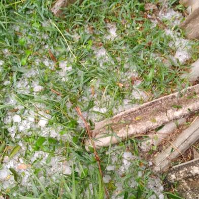 Chuva de granizo e vendaval causam estragos na área rural de Venâncio Aires<!-- NICAID(14670225) -->