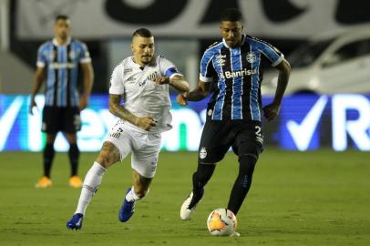  Brazils Santos Alison (L) and Brazils Gremio Jean Pyerre vie for the ball during their closed-door Copa Libertadores quarterfinal football match at the Vila Belmiro stadium in Santos, Brazil, on December 16, 2020. (Photo by Alexandre Schneider / POOL / AFP)Editoria: SPOLocal: SantosIndexador: ALEXANDRE SCHNEIDERSecao: soccerFonte: POOLFotógrafo: STR<!-- NICAID(14670231) -->