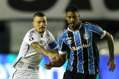  Brazils Santos Alison (L) and Brazils Gremio Jean Pyerre vie for the ball during their closed-door Copa Libertadores quarterfinal football match at the Vila Belmiro stadium in Santos, Brazil, on December 16, 2020. (Photo by Alexandre Schneider / POOL / AFP)Editoria: SPOLocal: SantosIndexador: ALEXANDRE SCHNEIDERSecao: soccerFonte: POOLFotógrafo: STR<!-- NICAID(14670232) -->