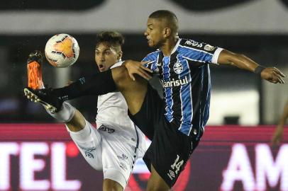  Brazils Santos Yeferson Soteldo (L) and Brazils Gremio David Braz vie for the ball during their closed-door Copa Libertadores quarterfinal football match at the Vila Belmiro stadium in Santos, Brazil, on December 16, 2020. (Photo by Alexandre Schneider / POOL / AFP)Editoria: SPOLocal: SantosIndexador: ALEXANDRE SCHNEIDERSecao: soccerFonte: POOLFotógrafo: STR<!-- NICAID(14670253) -->