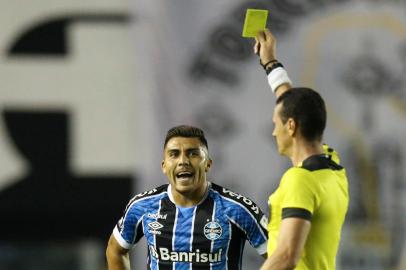  Colombian referee Wilmar Roldan shows the yellow card to Brazils Gremio Chilean Cesar Pinares (L) during a closed-door Copa Libertadores quarterfinal football match against Brazils Santos, at the Vila Belmiro stadium in Santos, Brazil, on December 16, 2020. (Photo by Alexandre Schneider / POOL / AFP)Editoria: SPOLocal: SantosIndexador: ALEXANDRE SCHNEIDERSecao: soccerFonte: POOLFotógrafo: STR<!-- NICAID(14670318) -->