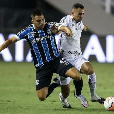  Brazils Gremio Chilean Cesar Pinares (L) and Brazils Santos Guilherme Nunes da Silva vie for the ball during their Copa Sudamericana quarterfinal football match at the Bicentenario Francisco Sanchez Rumoroso stadium in Coquimbo, Chile, on December 16, 2020. (Photo by Alexandre Schneider / POOL / AFP)Editoria: SPOLocal: CoquimboIndexador: ALEXANDRE SCHNEIDERSecao: soccerFonte: POOLFotógrafo: STR<!-- NICAID(14670319) -->