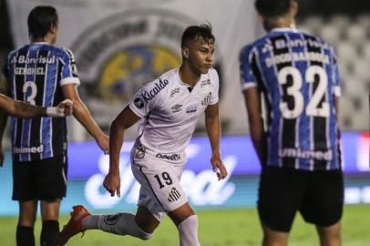  Brazils Santos Kaio Jorge celebrates after scoring against Brazils Gremio during their closed-door Copa Libertadores quarterfinal football match at the Vila Belmiro stadium in Santos, Brazil, on December 16, 2020. (Photo by AMANDA PEROBELLI / various sources / AFP)Editoria: SPOLocal: SantosIndexador: AMANDA PEROBELLISecao: soccerFonte: AFPFotógrafo: STR<!-- NICAID(14670322) -->