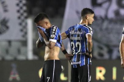  Brazils Gremio players react in dejection after a closed-door Copa Libertadores quarterfinal football match against Brazils Santos at the Vila Belmiro stadium in Santos, Brazil, on December 16, 2020. (Photo by AMANDA PEROBELLI / POOL / AFP)Editoria: SPOLocal: SantosIndexador: AMANDA PEROBELLISecao: soccerFonte: POOLFotógrafo: STR<!-- NICAID(14670410) -->