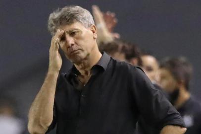  Brazils Gremio coach Renato Gaucho gestures after losing a closed-door Copa Libertadores quarterfinal football match against Brazils Santos at the Vila Belmiro stadium against Santos in Santos, Brazil, on December 16, 2020. (Photo by AMANDA PEROBELLI / POOL / AFP)Editoria: SPOLocal: SantosIndexador: AMANDA PEROBELLISecao: soccerFonte: POOLFotógrafo: STR<!-- NICAID(14670412) -->