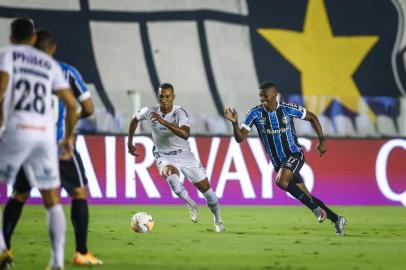 Gremio x SantosRS - FUTEBOL/CONMEBOL LIBERTADORES 2020 /GREMIO X SANTOS - ESPORTES - Lance da partida entre Santos e Gremio disputada na noite desta quarta-feira, no Estádio Vila Belmiro, em Santos, valida pelas quartas de final da Conmebol Libertadores 2020. FOTO: LUCAS UEBEL/GREMIO FBPAEditoria: SPOLocal: SantosIndexador: Lucas UebelSecao: futebolFonte: Gremio.netFotógrafo: Gremio x Santos<!-- NICAID(14670413) -->