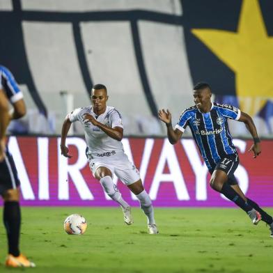 Gremio x SantosRS - FUTEBOL/CONMEBOL LIBERTADORES 2020 /GREMIO X SANTOS - ESPORTES - Lance da partida entre Santos e Gremio disputada na noite desta quarta-feira, no Estádio Vila Belmiro, em Santos, valida pelas quartas de final da Conmebol Libertadores 2020. FOTO: LUCAS UEBEL/GREMIO FBPAEditoria: SPOLocal: SantosIndexador: Lucas UebelSecao: futebolFonte: Gremio.netFotógrafo: Gremio x Santos<!-- NICAID(14670413) -->