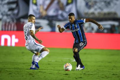 Gremio x SantosRS - FUTEBOL/CONMEBOL LIBERTADORES 2020 /GREMIO X SANTOS - ESPORTES - Lance da partida entre Santos e Gremio disputada na noite desta quarta-feira, no Estádio Vila Belmiro, em Santos, valida pelas quartas de final da Conmebol Libertadores 2020. FOTO: LUCAS UEBEL/GREMIO FBPAEditoria: SPOLocal: SantosIndexador: Lucas UebelSecao: futebolFonte: Gremio.netFotógrafo: Gremio x Santos<!-- NICAID(14670427) -->