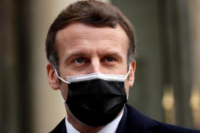 A picture taken on December 16, 2020 shows French President Emmanuel Macron addressing the press upon the arrival of Portuguese Prime minister for a working lunch at the Elysee presidential palace in Paris. - French President Emmanuel Macron has tested positive for Covid-19 on December 17, 2020, the presidency said, adding that he would now self-isolate for the next week. (Photo by Thomas COEX / AFP)<!-- NICAID(14670486) -->