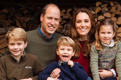 This undated handout photograph released by Kensington Palace on December 16, 2020, shows Britains Prince William, Duke of Cambridge (back-L) and Britains Catherine, Duchess of Cambridge (back-R) and their children Britains Prince George of Cambridge,(front-L), Britains Prince Louis of Cambridge (front-C) and Britains Princess Charlotte of Cambridge posing for their 2020 Christmas card at Anmer Hall in Norfolk, England. (Photo by Matt PORTEUS / KENSINGTON PALACE / AFP) / RESTRICTED TO EDITORIAL USE - MANDATORY CREDIT AFP PHOTO / KENSINGTON PALACE  / MATT PORTEUS - NO MARKETING NO ADVERTISING CAMPAIGNS NO MERCHANDISING NO SOUVENIRS - RESTRICTED TO SUBSCRIPTION USE - NO SALES - NO DIGITAL MANIPULATION OF IMAGE - NO USE AFTER 31 DECEMBER, 2020 - DISTRIBUTED AS A SERVICE TO CLIENTS. / <!-- NICAID(14670508) -->