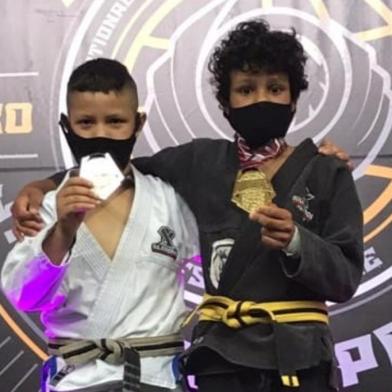 Os pequenos Rhaul Francisco Vieira Quintanilha e Michel Roberto Martins, ambos de 10 anos, ficaram no topo do pódio no Mundial de jiu-jitsu, que ocorreu no último final de semana em Campinas, no interior de São Paulo. As crianças, naturais de Nova Prata, integram um projeto social do município chamado de H.aço Jiu Jitsu ABEM. <!-- NICAID(14670724) -->