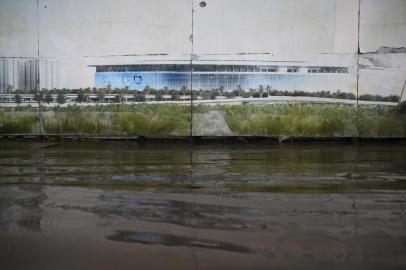  PORTO ALEGRE, RS, BRASIL - 12/10/2017 - Vias no entorno da Arena do Grêmio seguem alagando com as chuvas que caem em Porto Alegre. Na foto, avenida Padre Leopoldo Brentano. (André Ávila/Agência RBS)<!-- NICAID(13205836) -->