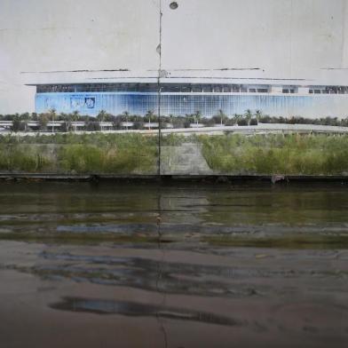  PORTO ALEGRE, RS, BRASIL - 12/10/2017 - Vias no entorno da Arena do Grêmio seguem alagando com as chuvas que caem em Porto Alegre. Na foto, avenida Padre Leopoldo Brentano. (André Ávila/Agência RBS)<!-- NICAID(13205836) -->