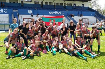  O time feminino do Brasil-Fa conquistou o seu principal objetivo da temporada. Ao vencer o Oriente por 2 a 1, ontem, no Estádio Cristo Rei, em São Leopoldo, pelo Gauchão Feminino, a equipe rubro-verde garantiu o título do Interior e, de quebra, uma vaga no Campeonato Brasileiro Série A2, em 2020.<!-- NICAID(14343946) -->