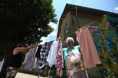  SAPUCAIA DO SUL, RS, BRASIL - Conheça a vovó italiana que viveu em orfanato após a segunda guerra e hoje distribui roupas a população carente no Vale do Sinos. Valéria Vivi (cabelinho branco), 76 anos, nasceu em um povoado no Norte da Itália, e hoje, junto com sua vizinha Gessy de Souza Romani, 63 anos, ajuda a população carente de seu bairro, em Sapucaia do Sul. (Foto: Jefferson Botega/Agencia RBS)Indexador: Jefferson Botega<!-- NICAID(14670828) -->