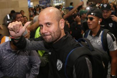  The coach of Ecuadors football team Independiente del Valle, Miguel Angel Ramirez, gives his thumb up upon landing at Quitos Mariscal Sucre international airport on November 10, 2019 a day after winning the Copa Sudamericana tournament by defeating Argentinas Colon de Santa Fe 3-1 in the final in Asuncion. (Photo by Cristina Vega Rhor / AFP)Editoria: SPOLocal: QuitoIndexador: CRISTINA VEGA RHORSecao: soccerFonte: AFPFotógrafo: STR<!-- NICAID(14671735) -->